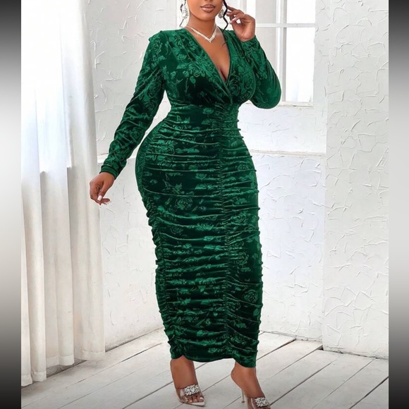 Luxe Velvet Plus Size Deep V-Neck Ruched Long Sleeve Holiday Dress Green - Picture 5 of 7